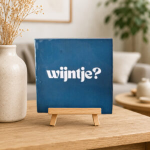 Tegeltje met de tekst wijntje